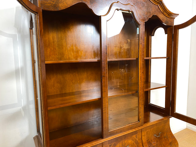 WMK I Vornehme und hochwertige 60er Jahre Vitrine , Vollholz, im Stile des Barock mit bombierter Front, Löwenfüßen, & Intarsien I Schrank Anrichte Buffet Bücher Glas Geschirr Wohnzimmer Vintage Rokoko