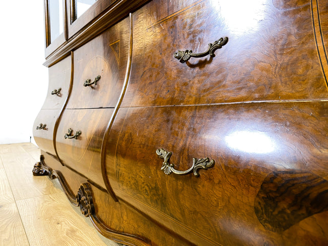WMK I Vornehme und hochwertige 60er Jahre Vitrine , Vollholz, im Stile des Barock mit bombierter Front, Löwenfüßen, & Intarsien I Schrank Anrichte Buffet Bücher Glas Geschirr Wohnzimmer Vintage Rokoko