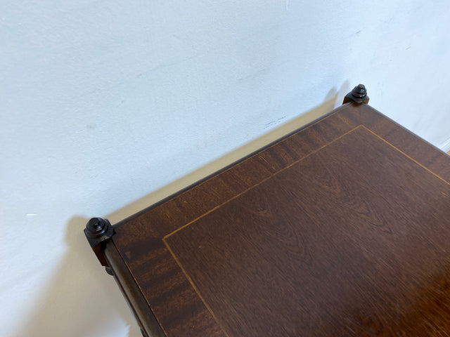 WMK I Sehr hübscher dunkler 60er Jahre Beistelltisch im Englischem Stil mit Intarsien, praktischer Ablage und auf Rollen # Couchtisch Servierwagen Teewagen Wagen Telefontisch Vintage Potsdam Leipzig