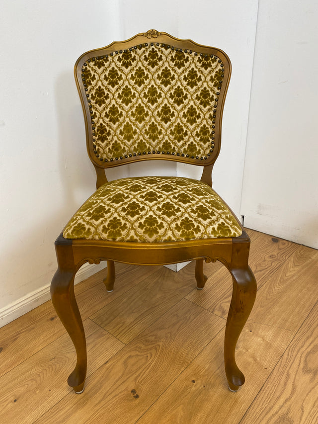 WMK I Set aus 4 besonders schönen 60er Jahre Chippendale Esszimmerstühlen mit hochwertigem Brokatbezug in Gold