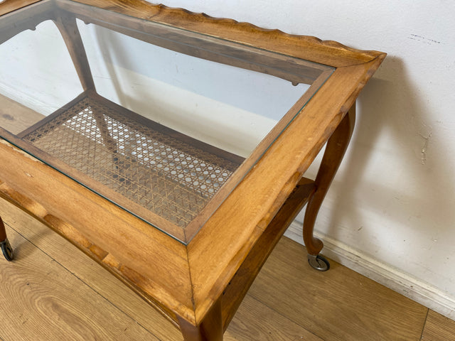 WMK I Eleganter 60er Jahre Chippendale Servierwagen auf Rollen mit Glasplatte & Ablage aus Wiener Geflecht