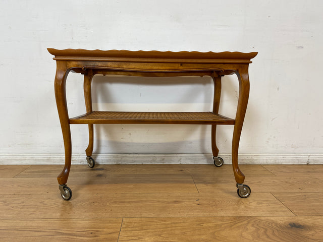 WMK I Eleganter 60er Jahre Chippendale Servierwagen auf Rollen mit Glasplatte & Ablage aus Wiener Geflecht