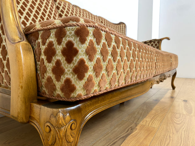 WMK Elegantes und sehr gut erhaltenes 60er Jahre Chippendale Sofa mit wunderbarem Brokat Bezug in Altrosa, feinem Geflecht und Federkern # Couch 3-Sitzer Daybed Sitzgarnitur Mid-Century Vintage