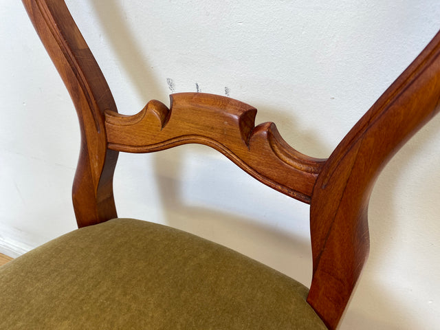 WMK I 1/2 Vornehmer 60er Jahre Esszimmerstuhl im antikem Stil mit grünem Samt Bezug & handverziertem Rahmen I Stuhl Küchenstuhl Louis Philipp Barock Biedermeier Stilmöbel Vintage Berlin Dresden Bremen