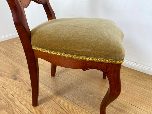 WMK I 1/2 Vornehmer 60er Jahre Esszimmerstuhl im antikem Stil mit grünem Samt Bezug & handverziertem Rahmen I Stuhl Küchenstuhl Louis Philipp Barock Biedermeier Stilmöbel Vintage Berlin Dresden Bremen