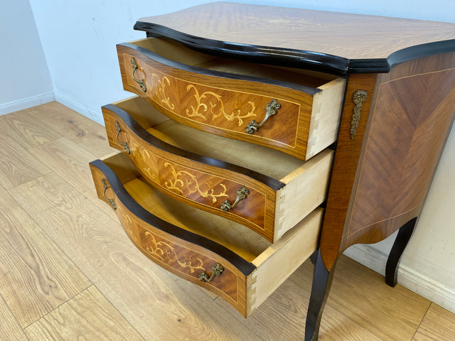 WMK # Vornehme und sehr gut erhaltene 60er Jahre Kommode im Barock Stil mit feinen Intarsien, Schubladen & edlen Messinggriffen # Schubladenkommode Wäschekommode Beistelltisch Rokoko Stilmöbel Vintage