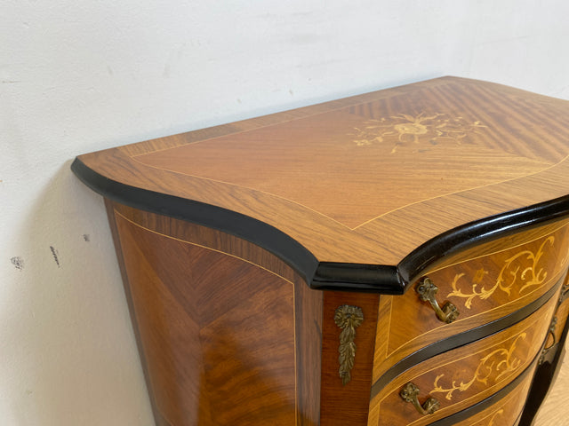 WMK # Vornehme und sehr gut erhaltene 60er Jahre Kommode im Barock Stil mit feinen Intarsien, Schubladen & edlen Messinggriffen # Schubladenkommode Wäschekommode Beistelltisch Rokoko Stilmöbel Vintage