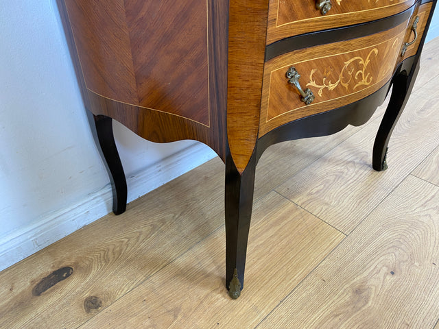 WMK # Vornehme und sehr gut erhaltene 60er Jahre Kommode im Barock Stil mit feinen Intarsien, Schubladen & edlen Messinggriffen # Schubladenkommode Wäschekommode Beistelltisch Rokoko Stilmöbel Vintage