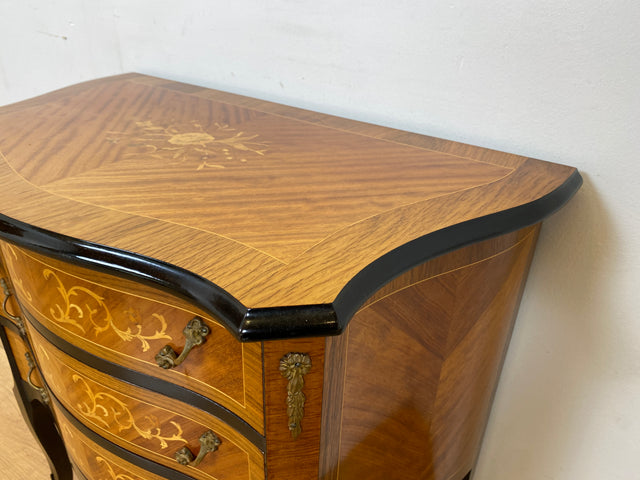 WMK # Vornehme und sehr gut erhaltene 60er Jahre Kommode im Barock Stil mit feinen Intarsien, Schubladen & edlen Messinggriffen # Schubladenkommode Wäschekommode Beistelltisch Rokoko Stilmöbel Vintage