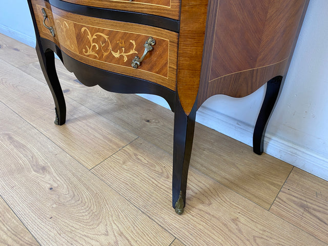 WMK # Vornehme und sehr gut erhaltene 60er Jahre Kommode im Barock Stil mit feinen Intarsien, Schubladen & edlen Messinggriffen # Schubladenkommode Wäschekommode Beistelltisch Rokoko Stilmöbel Vintage