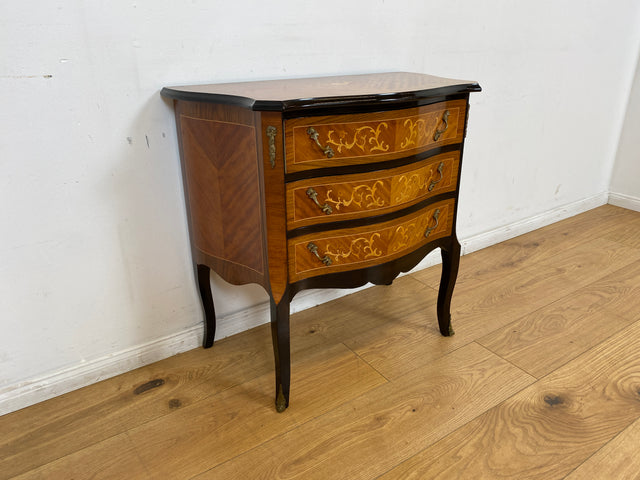 WMK # Vornehme und sehr gut erhaltene 60er Jahre Kommode im Barock Stil mit feinen Intarsien, Schubladen & edlen Messinggriffen # Schubladenkommode Wäschekommode Beistelltisch Rokoko Stilmöbel Vintage