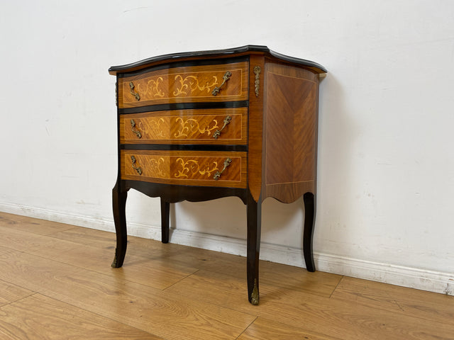 WMK # Vornehme und sehr gut erhaltene 60er Jahre Kommode im Barock Stil mit feinen Intarsien, Schubladen & edlen Messinggriffen # Schubladenkommode Wäschekommode Beistelltisch Rokoko Stilmöbel Vintage