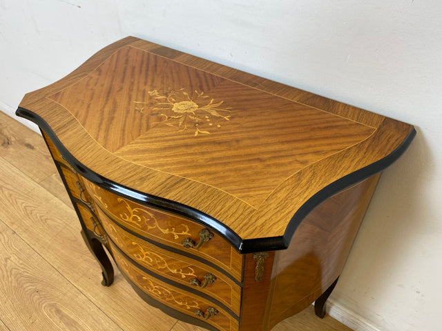 WMK # Vornehme und sehr gut erhaltene 60er Jahre Kommode im Barock Stil mit feinen Intarsien, Schubladen & edlen Messinggriffen # Schubladenkommode Wäschekommode Beistelltisch Rokoko Stilmöbel Vintage