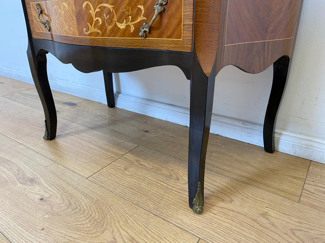 WMK # Vornehme und sehr gut erhaltene 60er Jahre Kommode im Barock Stil mit feinen Intarsien, Schubladen & edlen Messinggriffen # Schubladenkommode Wäschekommode Beistelltisch Rokoko Stilmöbel Vintage