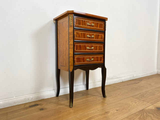 WMK # Hochwertige und gut erhaltene 60er Jahre Kommode im antiken Stil mit feinen Intarsien, Schubladen und Messinggriffen # Schubladenkommode Flurkommode Beistelltisch Rokoko Barock Stilmöbel Vintage