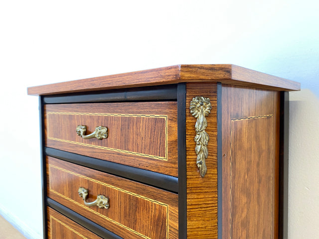 WMK # Hochwertige und gut erhaltene 60er Jahre Kommode im antiken Stil mit feinen Intarsien, Schubladen und Messinggriffen # Schubladenkommode Flurkommode Beistelltisch Rokoko Barock Stilmöbel Vintage
