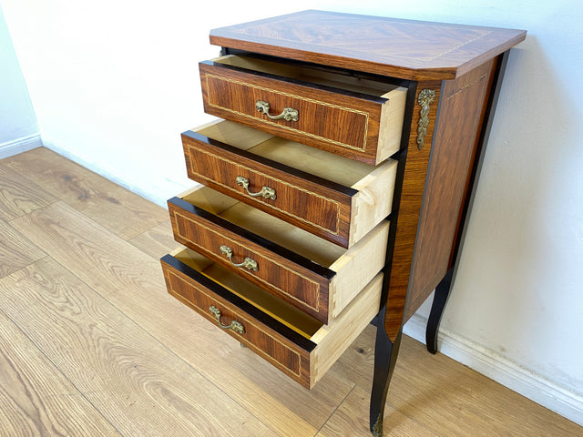 WMK # Hochwertige und gut erhaltene 60er Jahre Kommode im antiken Stil mit feinen Intarsien, Schubladen und Messinggriffen # Schubladenkommode Flurkommode Beistelltisch Rokoko Barock Stilmöbel Vintage