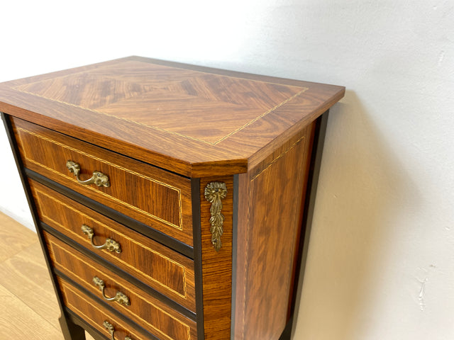 WMK # Hochwertige und gut erhaltene 60er Jahre Kommode im antiken Stil mit feinen Intarsien, Schubladen und Messinggriffen # Schubladenkommode Flurkommode Beistelltisch Rokoko Barock Stilmöbel Vintage