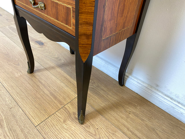 WMK # Hochwertige und gut erhaltene 60er Jahre Kommode im antiken Stil mit feinen Intarsien, Schubladen und Messinggriffen # Schubladenkommode Flurkommode Beistelltisch Rokoko Barock Stilmöbel Vintage