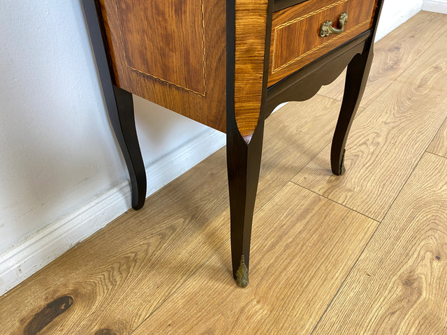 WMK # Hochwertige und gut erhaltene 60er Jahre Kommode im antiken Stil mit feinen Intarsien, Schubladen und Messinggriffen # Schubladenkommode Flurkommode Beistelltisch Rokoko Barock Stilmöbel Vintage