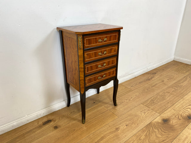 WMK # Hochwertige und gut erhaltene 60er Jahre Kommode im antiken Stil mit feinen Intarsien, Schubladen und Messinggriffen # Schubladenkommode Flurkommode Beistelltisch Rokoko Barock Stilmöbel Vintage