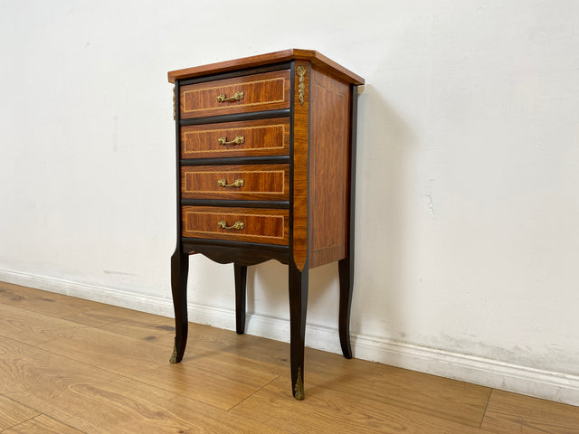 WMK # Hochwertige und gut erhaltene 60er Jahre Kommode im antiken Stil mit feinen Intarsien, Schubladen und Messinggriffen # Schubladenkommode Flurkommode Beistelltisch Rokoko Barock Stilmöbel Vintage