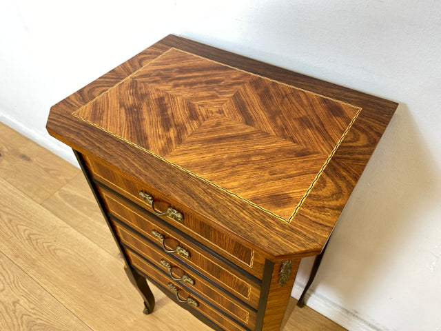 WMK # Hochwertige und gut erhaltene 60er Jahre Kommode im antiken Stil mit feinen Intarsien, Schubladen und Messinggriffen # Schubladenkommode Flurkommode Beistelltisch Rokoko Barock Stilmöbel Vintage