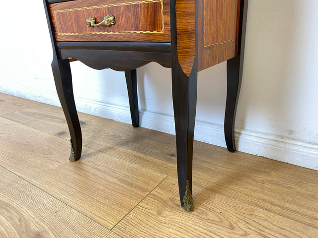 WMK # Hochwertige und gut erhaltene 60er Jahre Kommode im antiken Stil mit feinen Intarsien, Schubladen und Messinggriffen # Schubladenkommode Flurkommode Beistelltisch Rokoko Barock Stilmöbel Vintage