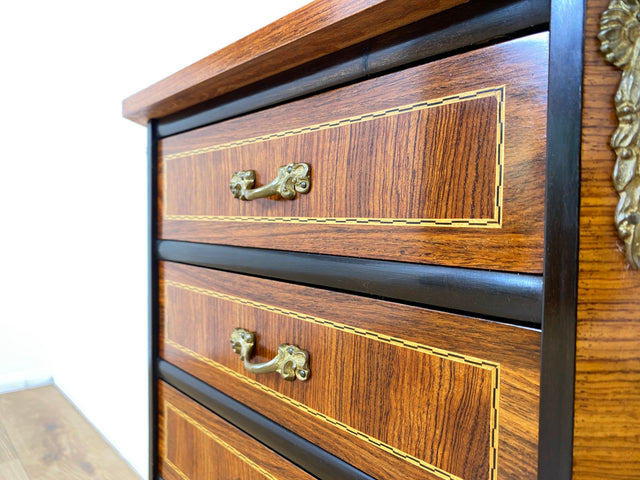 WMK # Hochwertige und gut erhaltene 60er Jahre Kommode im antiken Stil mit feinen Intarsien, Schubladen und Messinggriffen # Schubladenkommode Flurkommode Beistelltisch Rokoko Barock Stilmöbel Vintage