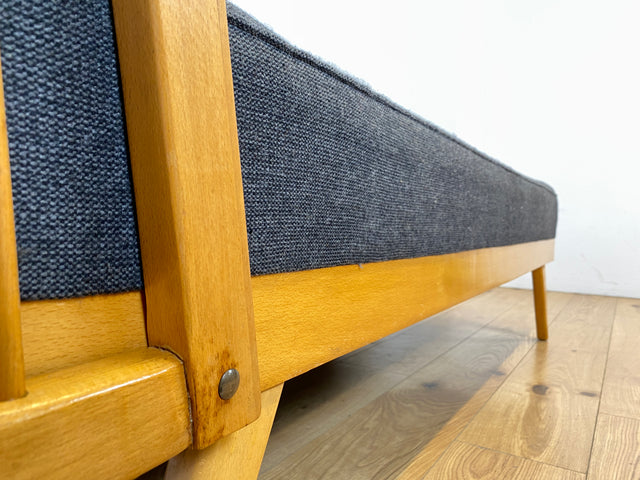 WMK I Stilvolle und minimalistische 60er Jahre Liege mit dunkel grauem Originalbezug und konischen Füßen I Daybed Sofa Couch Einzel Bett DDR Vintage Retro Mid-Century Rockabilly Berlin Leipzig Hamburg