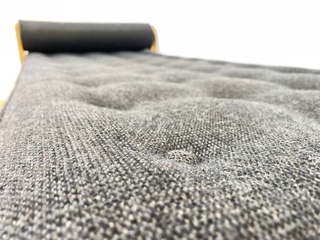 WMK I Stilvolle und minimalistische 60er Jahre Liege mit dunkel grauem Originalbezug und konischen Füßen I Daybed Sofa Couch Einzel Bett DDR Vintage Retro Mid-Century Rockabilly Berlin Leipzig Hamburg