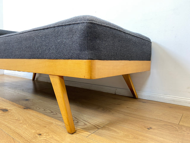 WMK I Stilvolle und minimalistische 60er Jahre Liege mit dunkel grauem Originalbezug und konischen Füßen I Daybed Sofa Couch Einzel Bett DDR Vintage Retro Mid-Century Rockabilly Berlin Leipzig Hamburg