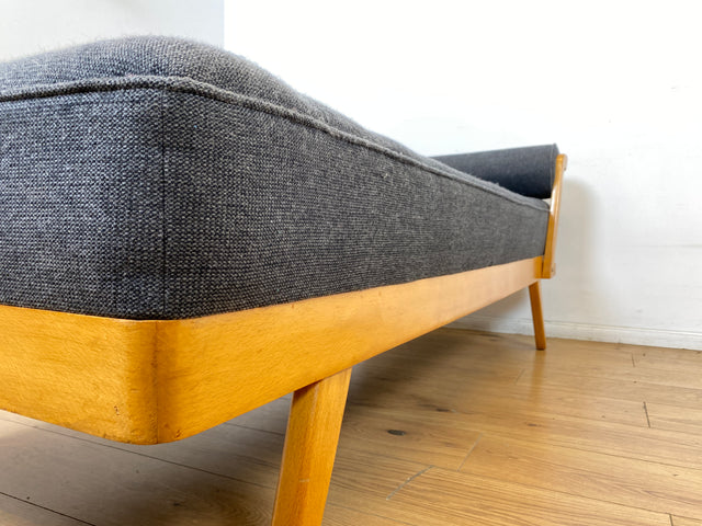 WMK I Stilvolle und minimalistische 60er Jahre Liege mit dunkel grauem Originalbezug und konischen Füßen I Daybed Sofa Couch Einzel Bett DDR Vintage Retro Mid-Century Rockabilly Berlin Leipzig Hamburg
