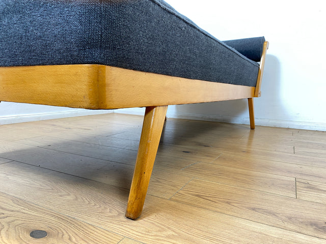 WMK I Stilvolle und minimalistische 60er Jahre Liege mit dunkel grauem Originalbezug und konischen Füßen I Daybed Sofa Couch Einzel Bett DDR Vintage Retro Mid-Century Rockabilly Berlin Leipzig Hamburg