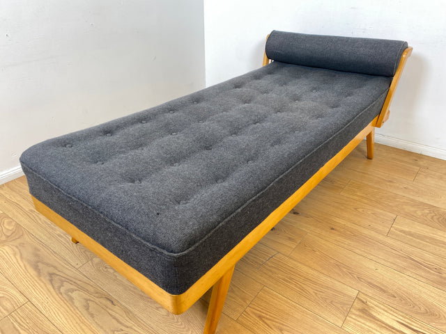 WMK I Stilvolle und minimalistische 60er Jahre Liege mit dunkel grauem Originalbezug und konischen Füßen I Daybed Sofa Couch Einzel Bett DDR Vintage Retro Mid-Century Rockabilly Berlin Leipzig Hamburg