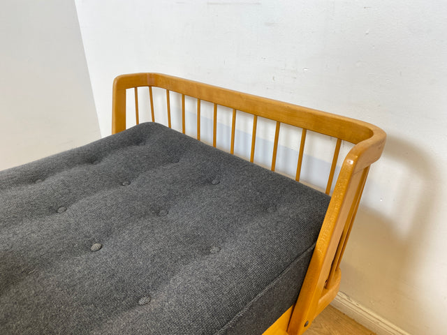 WMK I Stilvolle und minimalistische 60er Jahre Liege mit dunkel grauem Originalbezug und konischen Füßen I Daybed Sofa Couch Einzel Bett DDR Vintage Retro Mid-Century Rockabilly Berlin Leipzig Hamburg