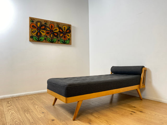 WMK I Stilvolle und minimalistische 60er Jahre Liege mit dunkel grauem Originalbezug und konischen Füßen I Daybed Sofa Couch Einzel Bett DDR Vintage Retro Mid-Century Rockabilly Berlin Leipzig Hamburg