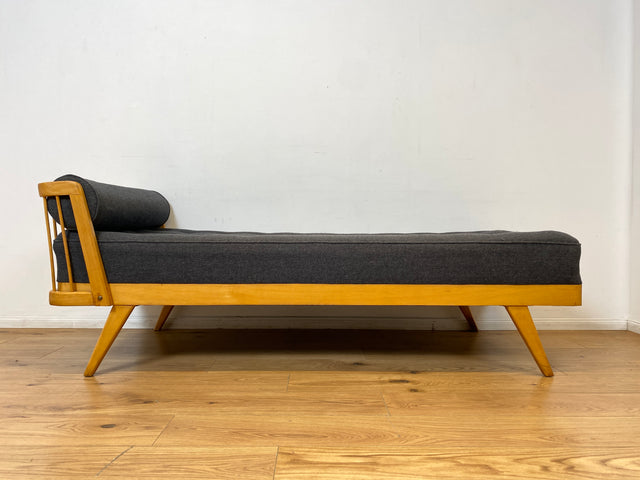 WMK I Stilvolle und minimalistische 60er Jahre Liege mit dunkel grauem Originalbezug und konischen Füßen I Daybed Sofa Couch Einzel Bett DDR Vintage Retro Mid-Century Rockabilly Berlin Leipzig Hamburg