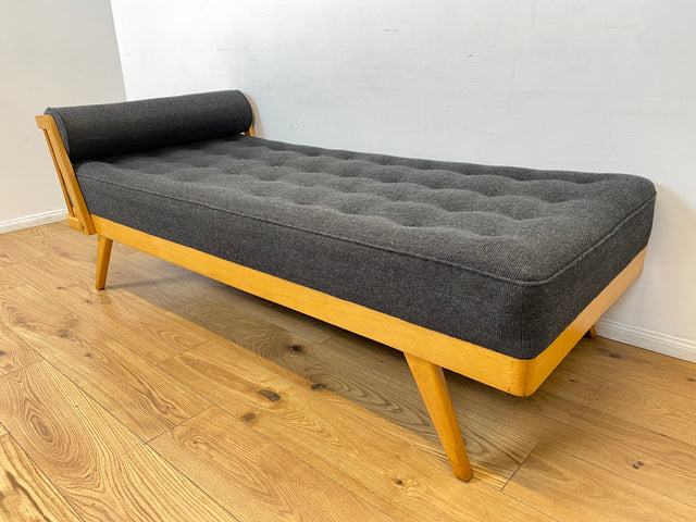 WMK I Stilvolle und minimalistische 60er Jahre Liege mit dunkel grauem Originalbezug und konischen Füßen I Daybed Sofa Couch Einzel Bett DDR Vintage Retro Mid-Century Rockabilly Berlin Leipzig Hamburg