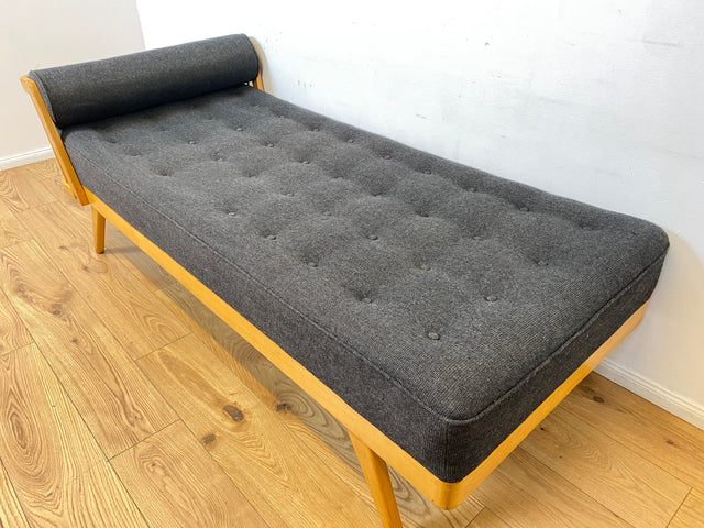 WMK I Stilvolle und minimalistische 60er Jahre Liege mit dunkel grauem Originalbezug und konischen Füßen I Daybed Sofa Couch Einzel Bett DDR Vintage Retro Mid-Century Rockabilly Berlin Leipzig Hamburg