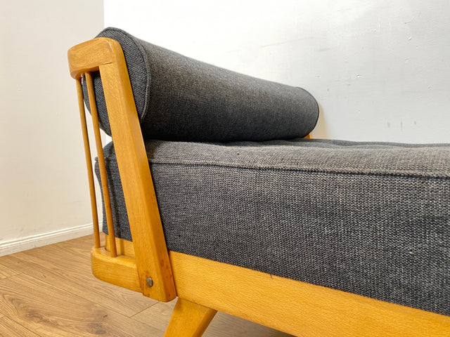 WMK I Stilvolle und minimalistische 60er Jahre Liege mit dunkel grauem Originalbezug und konischen Füßen I Daybed Sofa Couch Einzel Bett DDR Vintage Retro Mid-Century Rockabilly Berlin Leipzig Hamburg