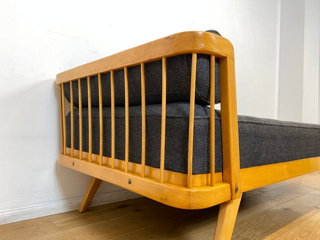 WMK I Stilvolle und minimalistische 60er Jahre Liege mit dunkel grauem Originalbezug und konischen Füßen I Daybed Sofa Couch Einzel Bett DDR Vintage Retro Mid-Century Rockabilly Berlin Leipzig Hamburg