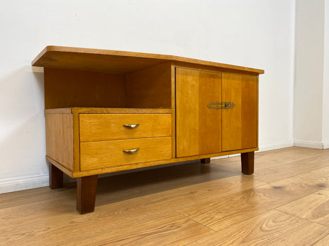 WMK # Hübsches helles 60er Jahre Lowboard aus vollem Holz mit Regalfach, Schubladen und formschönen Messinggriffen # Kommode Sideboard TV-Lowboard TV-Bank Fernsehkommode Mid-Century Vintage Retro