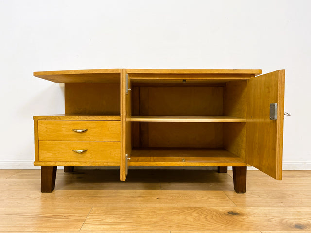WMK # Hübsches helles 60er Jahre Lowboard aus vollem Holz mit Regalfach, Schubladen und formschönen Messinggriffen # Kommode Sideboard TV-Lowboard TV-Bank Fernsehkommode Mid-Century Vintage Retro