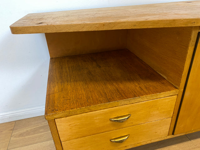 WMK # Hübsches helles 60er Jahre Lowboard aus vollem Holz mit Regalfach, Schubladen und formschönen Messinggriffen # Kommode Sideboard TV-Lowboard TV-Bank Fernsehkommode Mid-Century Vintage Retro