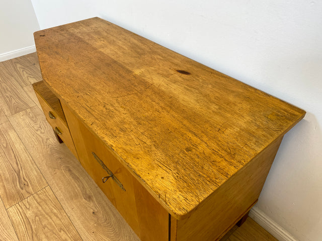 WMK # Hübsches helles 60er Jahre Lowboard aus vollem Holz mit Regalfach, Schubladen und formschönen Messinggriffen # Kommode Sideboard TV-Lowboard TV-Bank Fernsehkommode Mid-Century Vintage Retro
