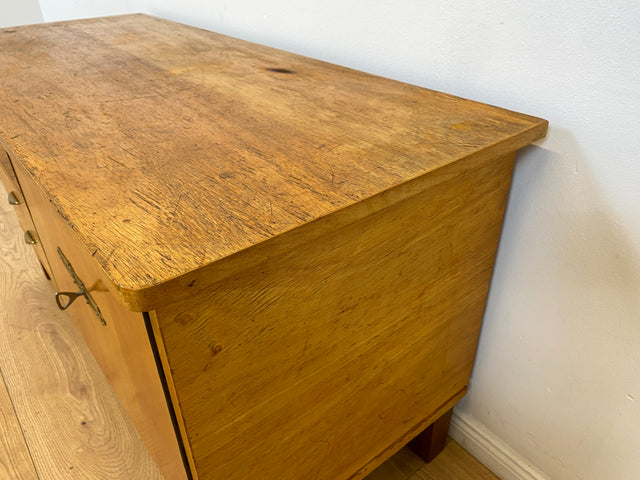 WMK # Hübsches helles 60er Jahre Lowboard aus vollem Holz mit Regalfach, Schubladen und formschönen Messinggriffen # Kommode Sideboard TV-Lowboard TV-Bank Fernsehkommode Mid-Century Vintage Retro