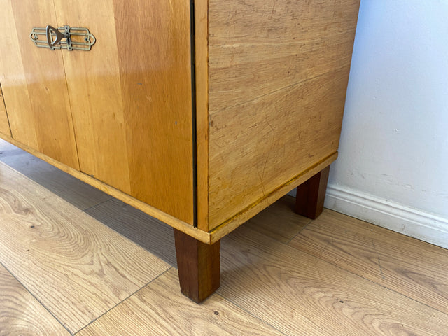 WMK # Hübsches helles 60er Jahre Lowboard aus vollem Holz mit Regalfach, Schubladen und formschönen Messinggriffen # Kommode Sideboard TV-Lowboard TV-Bank Fernsehkommode Mid-Century Vintage Retro