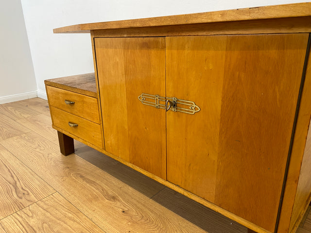 WMK # Hübsches helles 60er Jahre Lowboard aus vollem Holz mit Regalfach, Schubladen und formschönen Messinggriffen # Kommode Sideboard TV-Lowboard TV-Bank Fernsehkommode Mid-Century Vintage Retro