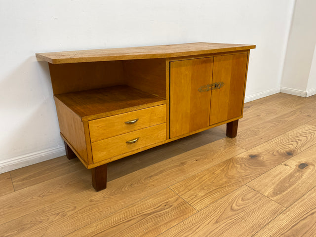 WMK # Hübsches helles 60er Jahre Lowboard aus vollem Holz mit Regalfach, Schubladen und formschönen Messinggriffen # Kommode Sideboard TV-Lowboard TV-Bank Fernsehkommode Mid-Century Vintage Retro